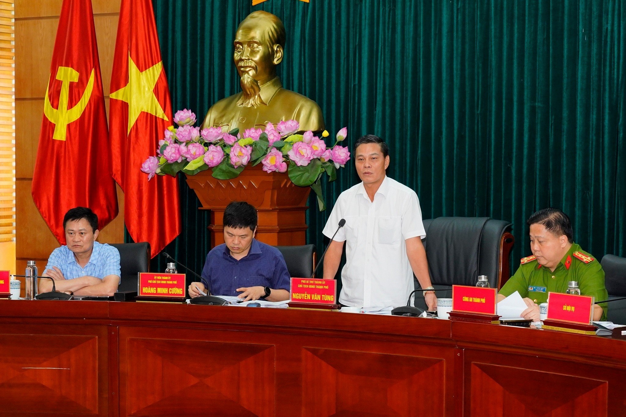 Chủ tịch UBND thành phố yêu cầu cấp ủy và chính quyền các cấp quyết liệt chỉ đạo, thực hiện kích hoạt tài khoản định danh điện tử